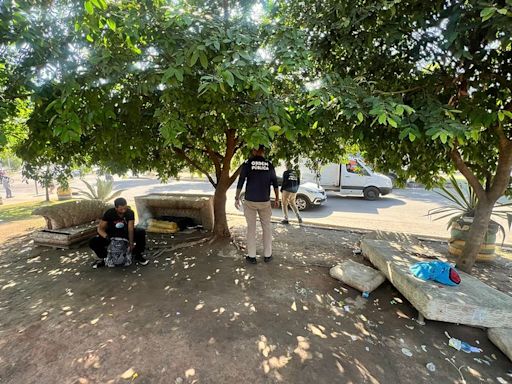 Operação em residência improvisada no Trevo da Uerj termina com retirada de 4 toneladas de lixo e apreensão de réplica de arma de fogo