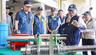 環境部長視察南市登革熱防疫整備 致贈防疫物資籲落實雨後孳清