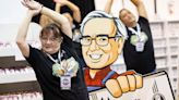Thousands pack Omaha arena to soak up guru investor Warren Buffett's wisdom