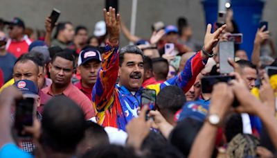 Los venezolanos están ahorrando dinero para invertirlo tras las elecciones o para irse del país si Nicolás Maduro es reelegido