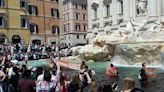 Italia: pintaron de negro el agua de la Fontana di Trevi para protestar por las inundaciones