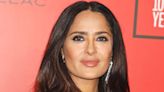 Salma Hayek très chic en marinière à Wimbledon, elle assume ses cheveux blancs