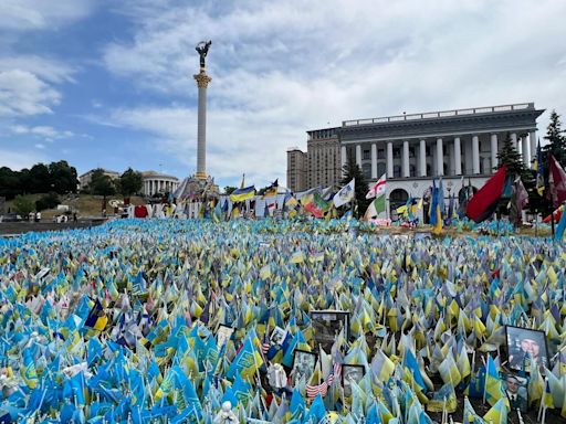 Una bandera celeste y blanca en un memorial de Kiev confirma las primeras bajas argentinas en la guerra de Ucrania