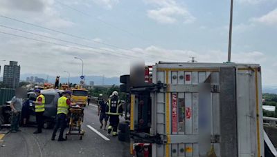 連環車禍！桃園平鎮路段5輛轎車1輛大貨車相撞 2人受傷送醫