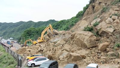 交通部長李孟諺到基隆山崩現場 持續搶修最快11日通車