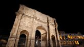 Un rayo daña el antiguo Arco de Constantino durante una violenta tormenta eléctrica en Roma