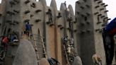 In Mali, thousands replaster the Great Mosque of Djenne, under threat from conflict