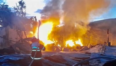 Incêndio atinge fábrica de colchões no interior do Amazonas; VÍDEO