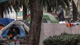 Trasladan a un albergue a migrantes que estaban en el parque Giordano Bruno