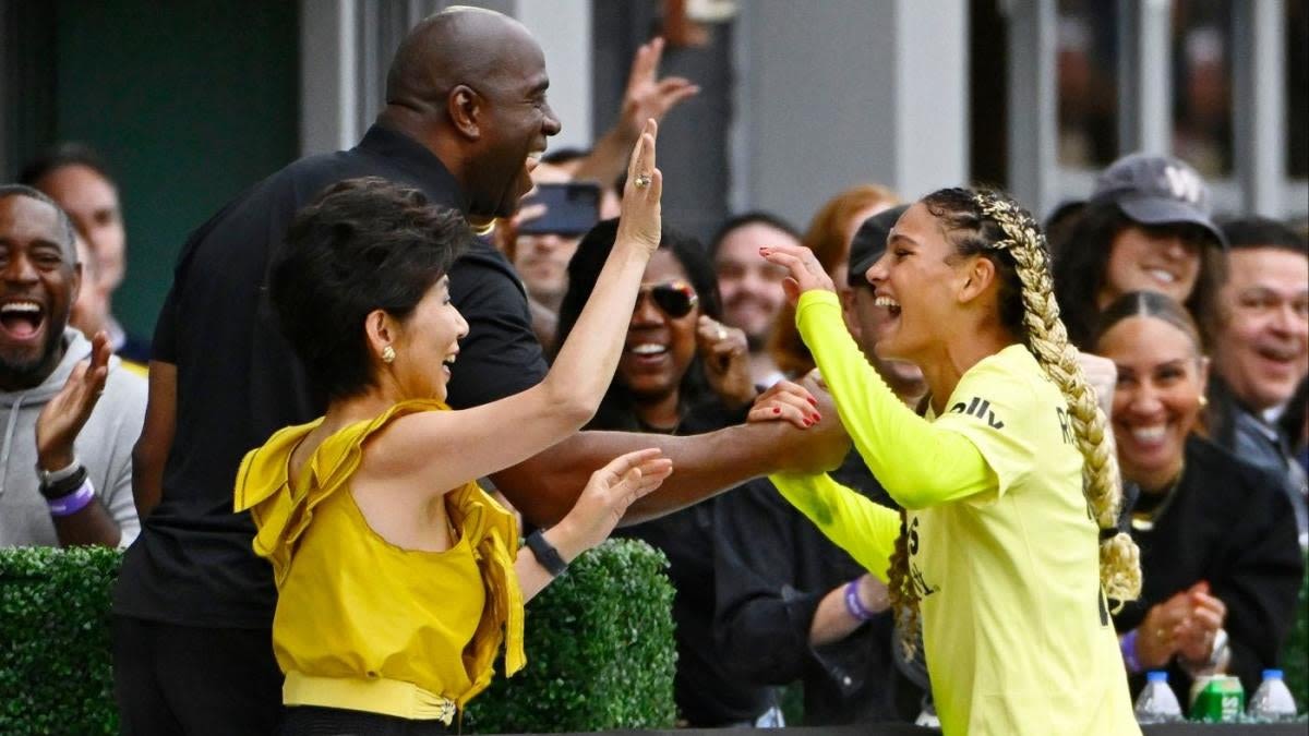 WATCH: Washington Spirit, USWNT star Trinity Rodman does 'slam dunk' celebration in front of Magic Johnson