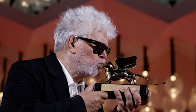 Pedro Almodóvar gana el León de Oro con su primer largometraje en inglés, "La habitación de al lado"