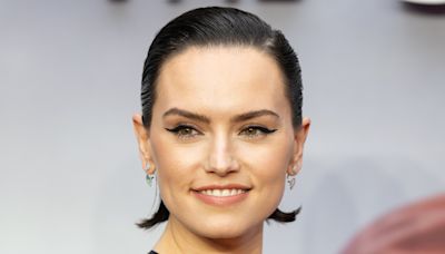 Bouffées de chaleur, transpiration excessive... Quels sont les symptômes de la maladie de Basedow dont souffre Daisy Ridley, l'héroïne de Star Wars ?