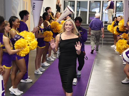 Livvy Dunne looks just like fan-favorite emoji at LSU game