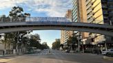 VIDEO Sonría hoy porque está con vida: la historia detrás de la bandera del puente de la Mate de Luna