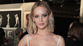 Jennifer Lawrence desafió las reglas de Cannes al desfilar por la alfombra roja con chanclas