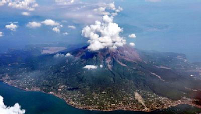機長廣播「火山爆發！」乘客拍蕈狀雲大景 駕駛艙直擊畫面曝光 - 國際