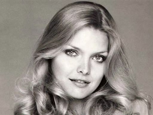 15 Gorgeous Michelle Pfeiffer Photos That Prove She's a Timeless Beauty