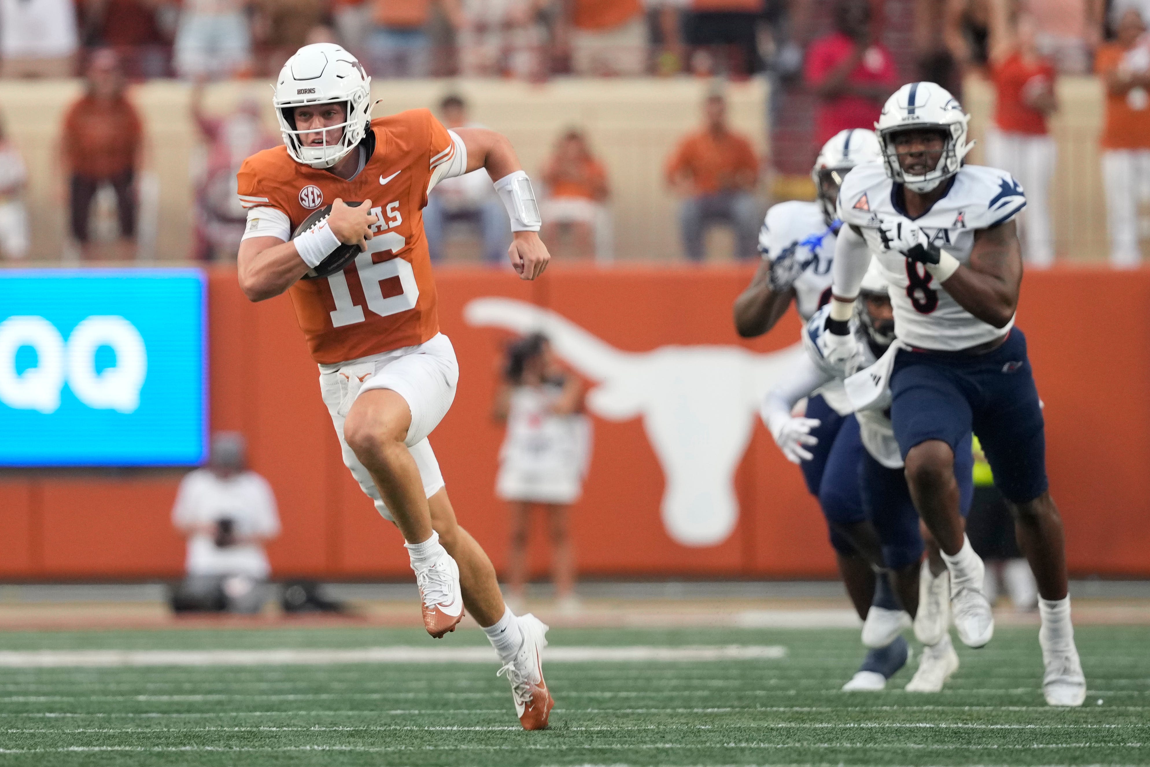 Texas Longhorns QB Arch Manning scores 2 TDs on first 3 plays from scrimmage