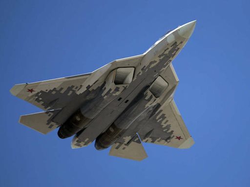 俄「終極武器」Su-57戰機現身襲烏 發射匿蹤飛彈破壞關鍵目標 - 自由軍武頻道