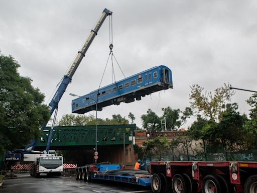 Choque de trenes: remueven otro coche del lugar del accidente y el servicio del San Martín continúa restringido