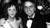 Carl Sagan y Ann Druyan: cómo el famoso cosmólogo y la documentalista se enamoraron buscando sonidos para los extraterrestres
