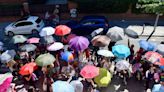 Decenas de paraguas se despliegan en 15 colegios de la Comunidad de Madrid para exigir a Ayuso medidas contra el calor