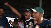 Cientos de mineros salen después de 3 días de una mina de oro en Sudáfrica por conflicto sindical