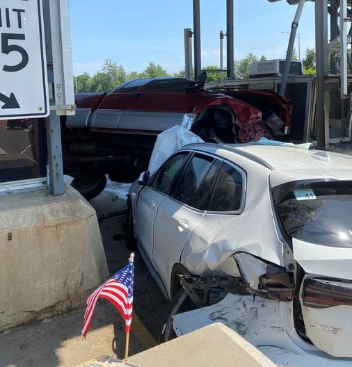 Three people injured in crash at Everett Turnpike toll plaza in Bedford, N.H. - The Boston Globe