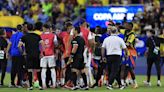 Jogadores do Uruguai trocam socos com torcedores após perder para a Colômbia; assista