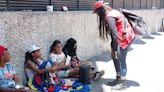 “Solo nos echamos aire”: la ola de calor en la CDMX afecta a poblaciones callejeras con quemaduras e insolación