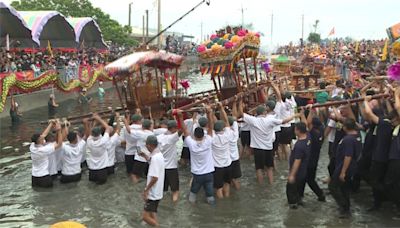 嘉義新塭嘉應廟"衝水路 迎客王" 信徒擠爆碼頭