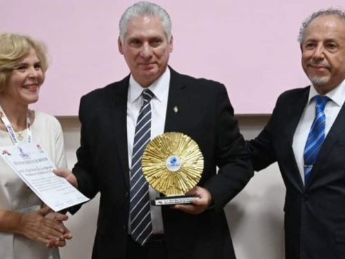 Gobernante Miguel Díaz-Canel recibe premio por su "labor científica"