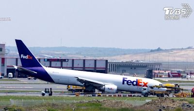 起落架故障！FedEx貨機土耳其迫降「機頭朝地」 起火畫面曝光│TVBS新聞網