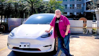 【明星聊愛車】熱愛3C入手Tesla Model Y 劉亮佐熱衷改裝將愛車設備再升級！