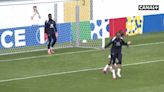 La celebración de Mbappé con su máscara en el entrenamiento que desató las risas de todos: no se pudo contener