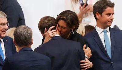 Beso ‘apasionado’ de la ministra de Deportes a Emmanuel Macron genera revuelo