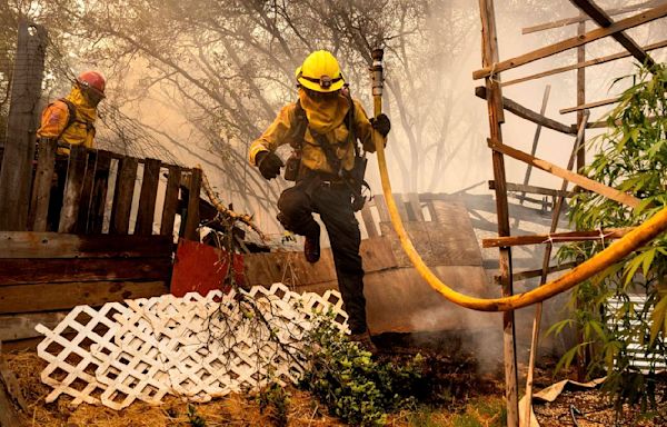 A tanker plane crash has killed a firefighting pilot in Oregon as Western wildfires spread