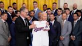 Rangers visitan la Casa Blanca y el presidente Joe Biden reconoce su resiliencia