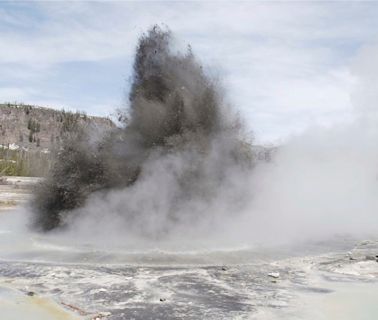 Dramatic video shows Yellowstone geyser explosion that sent tourists running