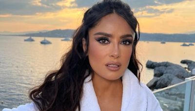 Salma Hayek impacta con su posado veraniego a los 57 años