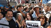 Trabajadores acampan ante la sede de Télam desde hace cien días para evitar su disolución