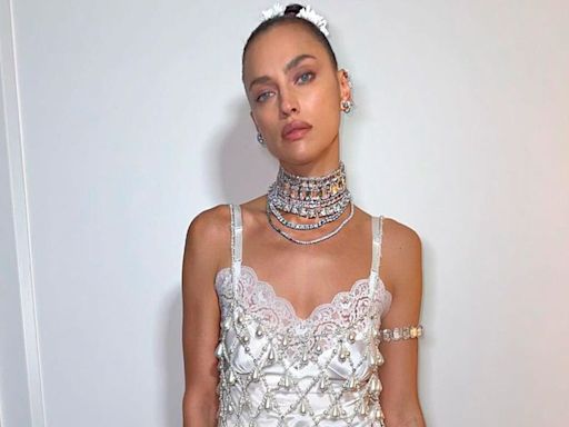 El 'clean look' de primavera más ideal para invitadas lo ha llevado Irina Shayk