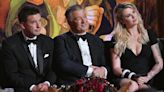 Los hermanos y la hija de Alec Baldwin, Ireland, reaccionan a la desestimación de su caso: "Dios es bueno"