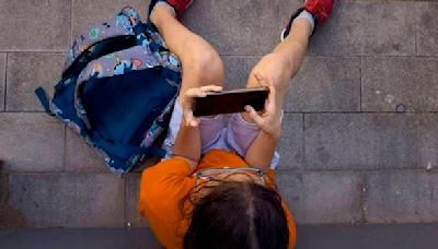 Should young kids have smartphones? These parents in Europe linked arms and said no