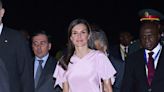 El primer acierto de doña Letizia en Angola: un 'total look' de seda rosa pastel