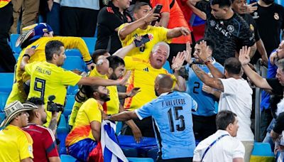 Las imágenes de la pelea entre jugadores uruguayos y aficionados colombianos tras la semifinal de la Copa América en la que Colombia derrotó a Uruguay 1-0