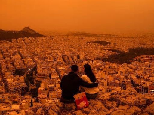 Fotos: Atenas se tiñe de naranja por nube de polvo del Sahara