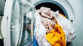Wäsche waschen: Von Hand, in der Maschine – oder ab in den Gefrierschrank?