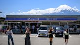 日本掛黑布阻拍富士山施工延宕、外國遊客攻佔「夢之大橋」搶拍，脫序行為惹民怨 - The News Lens 關鍵評論網