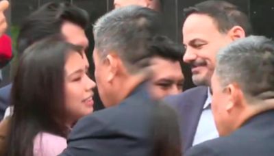 Mark Vito da APASIONADO BESO a su novia antes de entrar a juicio de Keiko Fujimori: ASÍ se presentó la pareja